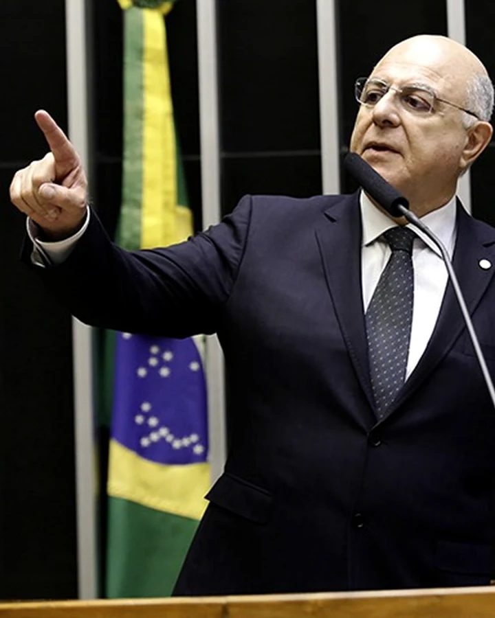 Registro profissional em ambiente político